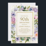 ダスティブルーパープルフローラ金ゴールド90誕生日 招待状<br><div class="desc">ダスティエレガントブルーとパープルの水色フローラ女性の90thバースデーパーティーへの招待と緑の葉金ゴールドフレームと。文字は完全にカスタマイズ可能なので、このカードは任意の年齢のために変更することができる。</div>