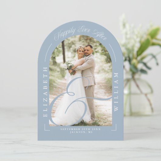 ダスティブルーフォトアーチスクリプトウェディングレセプション 招待状 (スタンド正面)