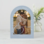 ダスティブルーフォトアーチ書道婚約パーティ 招待状 (スタンド正面)