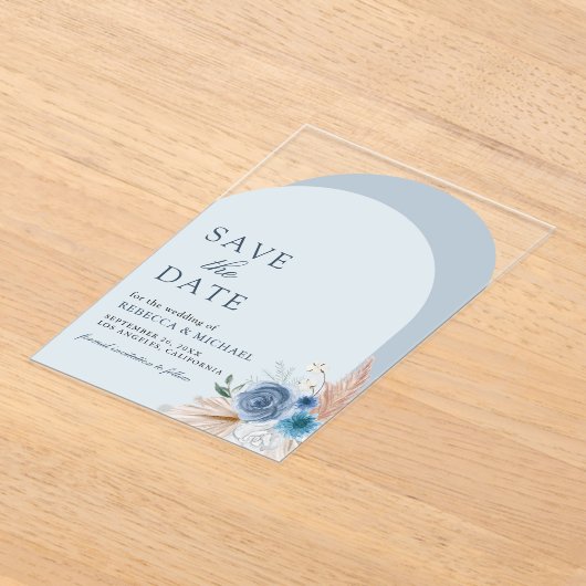 ダスティブルーフローラアーチウェディング日付を保存 アクリル招待状 (レイダウン)