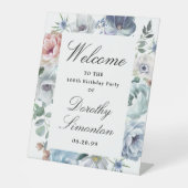 ダスティブルーフローラ100thバースデーパーティーへようこそ 台座サイン (正面)