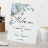 ダスティブルーフローラ100thバースデーパーティーへようこそ 台座サイン (インサイチュ)