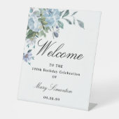 ダスティブルーフローラ100thバースデーパーティーへようこそ 台座サイン (正面)