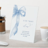 ダスティブルーボウデイトナイトアイディアブライダルシャワー標識 台座サイン (インサイチュ)