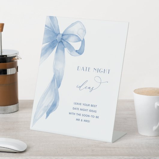 ダスティブルーボウデイトナイトアイディアブライダルシャワー標識 台座サイン (インサイチュ)