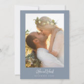 ダスティブルーミニマリストモダンスクリプ結婚ト 招待状 (裏面)