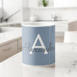 ダスティブルーミニマリストモダンモノグラムエレガント コーヒーマグカップ<br><div class="desc">Dusty Blue Minimalist Monogramコレクションモダンの紹介エレガント：控えめな洗練と永遠の魅力であなたのスタイルを高める。私たちのコレクションは、あなたの個人的な好みに合わせてカスタマイズされたモノグラムで強化さエレガントれた心地よい埃の青い色合いのミニマルなデザインを特徴とする。洗練された文房具から多彩なアクセサリーまで、コレクション内の各作品は、どんな場面でも表現できるように細心の注意を払って作られている。あなたは名刺、レターヘッド、あるいは味わい深いホームデザインを求める場合でも、私たちのミニマルなデザインはプロ意識と洗練を醸し出すクリーンで美コンテンポラリーしい外観を提供している。穏やかなカラーパレットとミニマルな美意識を持つ私たちのダスティブルーミニマリストモダンモノグラムエレガントコレクションは、シンプルさの美しいを鑑賞する人に最適である。エレガンスで自分のパーソナライズされたマークを作り、洗練の本質を受け入れモダンなさい。ビジネスや個人の用途に関わらず、当社のコレクションはトレンドやスタイリッシュを超え葉るソリューションを提供する。</div>