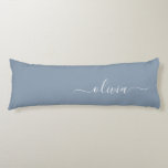 ダスティブルーミニマリストモダンモノグラムエレガント ボディピロー<br><div class="desc">Dusty Blue Minimalist Monogramコレクションモダンの紹介エレガント：控えめな洗練と永遠の魅力であなたのスタイルを高める。私たちのコレクションは、あなたの個人的な好みに合わせてカスタマイズされたモノグラムで強化さエレガントれた心地よい埃の青い色合いのミニマルなデザインを特徴とする。洗練された文房具から多彩なアクセサリーまで、コレクション内の各作品は、どんな場面でも表現できるように細心の注意を払って作られている。あなたは名刺、レターヘッド、あるいは味わい深いホームデザインを求める場合でも、私たちのミニマルなデザインはプロ意識と洗練を醸し出すクリーンで美コンテンポラリーしい外観を提供している。穏やかなカラーパレットとミニマルな美意識を持つ私たちのダスティブルーミニマリストモダンモノグラムエレガントコレクションは、シンプルさの美しいを鑑賞する人に最適である。エレガンスで自分のパーソナライズされたマークを作り、洗練の本質を受け入れモダンなさい。ビジネスや個人の用途に関わらず、当社のコレクションはトレンドやスタイリッシュを超え葉るソリューションを提供する。</div>