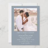 ダスティブルーミニマリスト写真QRコードホワイト結婚ズ 招待状 (裏面)