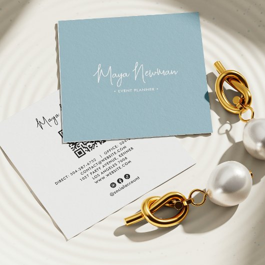 ダスティブルーモダンシックミニマルQRコード スクエア名刺