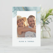 ダスティブルーモダンビーチ結婚式の写真救の日付 招待状 (スタンド正面)