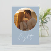 ダスティブルーモダンミニマリストスクリプトテーブル番号 招待状 (スタンド正面)