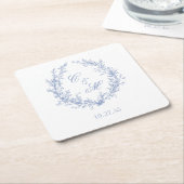 ダスティブルーモノグラムボタニカルリース結婚ズ スクエアペーパーコースター (アングル)