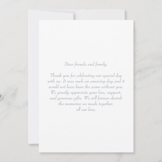 ダスティブルーモノグラムリースホワイトサンキューカード 招待状 (裏面)