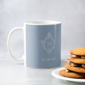 ダスティブルーモノグラム名エレガントヴィンテージクレスト コーヒーマグカップ