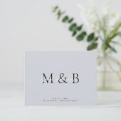 ダスティブルーモノグラム結婚式の日付を保存 案内ポストカード (スタンド正面)