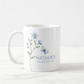 ダスティブルーワイルドフラワーパーソナライズされたブライダルシャワー コーヒーマグカップ (左)