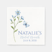 ダスティブルーワイルドフラワーパーソナライズされたブライダルシャワー スタンダードカクテルナプキン (正面)