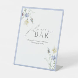 ダスティブルーワイルドフラワーブライダルシャワーフラワーバー 台座サイン