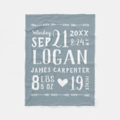 ダスティブルー男の赤ちゃん誕生統計キープサケ フリースブランケット (正面)