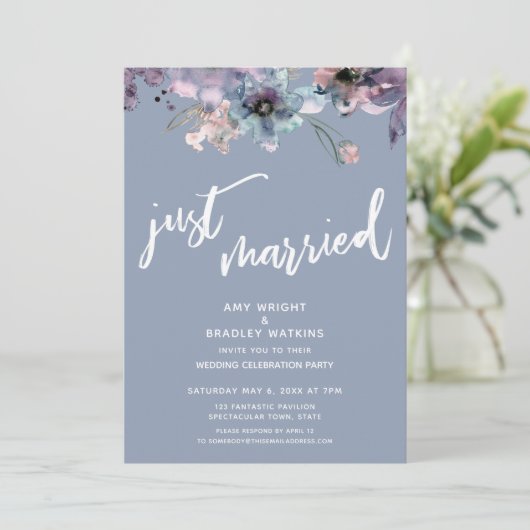 ダスティブルー色彩の鮮やかフローラたった今結婚しました披露宴 招待状 (スタンド正面)