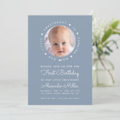 ダスティブルー誕生日ボーイフォトリトルスウィートアート 招待状 (スタンド正面)