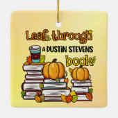 ダスティン・スティーブンスの本を読み取る セラミックオーナメント (裏面)