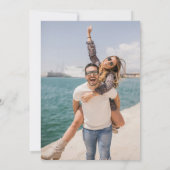 ダスティーエレガントブルーストライプのスクリプトフォト結婚ズ 招待状 (裏面)