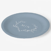 ダスティーエレガントブルーズ結婚モノグラムリース ペーパープレート (アングル)