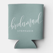 ダスティーティール(緑がかった色)ブライドメイモダンドスクリプト 缶クーラー (正面)