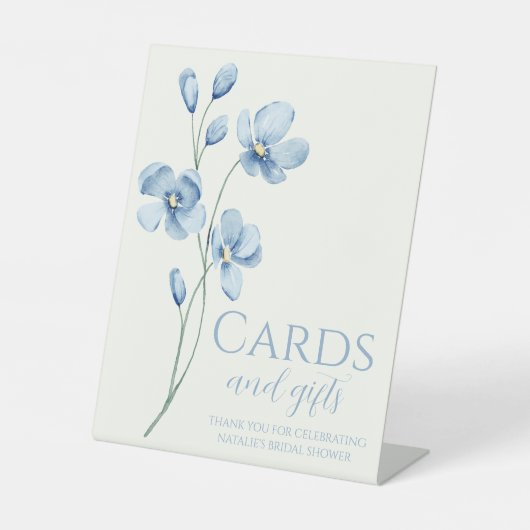 ダスティーパーソナライズされたブルーワイルドフラワーブライダルシャワー 台座サイン (正面)