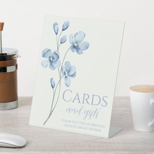 ダスティーパーソナライズされたブルーワイルドフラワーブライダルシャワー 台座サイン (インサイチュ)