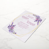 ダスティーパープルの花の幾何学的なウェディング 箔招待状 (回転した状態)