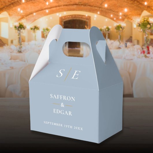 ダスティーブルーとゴールドのモノグラムウェディング フェイバーボックス