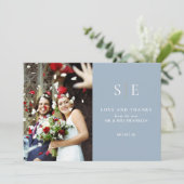 ダスティーブルーとゴールドのモノグラム2枚の写真 ウェディング 招待状 (スタンド正面)