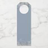 ダスティーブルーとシルバーのグリッターがモダンなウェディング ボトルネックタグ (裏面)