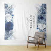 ダスティーブルーとネイビーブルーの花のウェディング/ベイビーシャワー タペストリー (インサイチュ(横))