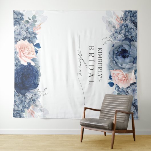 ダスティーブルーとピンクの花のウェディング/ベイビーシャワー タペストリー (インサイチュ(横))