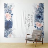 ダスティーブルーとピンクの花のウェディング/ベビーシャワー タペストリー (インサイチュ(横))