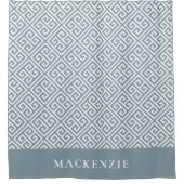 ダスティーブルーとホワイトのギリシャ鍵モノグラム名 シャワーカーテン (正面)