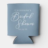 ダスティーブルーのウェディングシャワーパーソナライズドホワイトスクリプト 缶クーラー (正面)