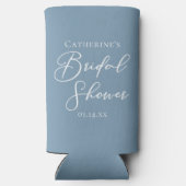 ダスティーブルーのウェディングシャワー パーソナライズドホワイトスクリプト スリム缶クーラー (裏面)