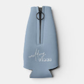 ダスティーブルーのウェディング ヴィブス ホワイト タイポグラフィ ボトルクーラー (裏面)