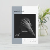 ダスティーブルーのエレガントな写真付き Save the Date 招待状 (スタンド正面)