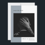 ダスティーブルーのエレガントな写真付きSave the Date招待状 セーブザデート<br><div class="desc">これらのミニマルでエレガントな結婚式のSave the Dateカードは、ダスティーブルーとホワイトの背景にモダンなブラックのテキスト、あなたのパーソナルな写真が特徴です。シンプルでスタイリッシュなデザインで、裏側にはロマンチックなイラストが施されています。</div>