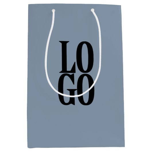 ダスティーブルーのカスタムロゴ入りギフトバッグ ミディアムペーパーバッグ (正面)