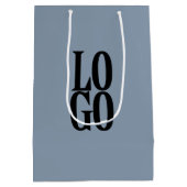ダスティーブルーのカスタムロゴ入り ミディアムペーパーバッグ (裏面)