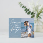 ダスティーブルーのカップル写真　沿岸のウェディングのお知らせ 案内ポストカード (スタンド正面)