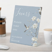 ダスティーブルーのシノワズリーフラワーフェイバーズ ウェディング 台座サイン (インサイチュ)