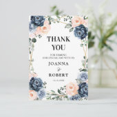 ダスティーブルーのピンクベージュの花柄幾何学模様のウェディングテーマ サンキューカード (スタンド正面)